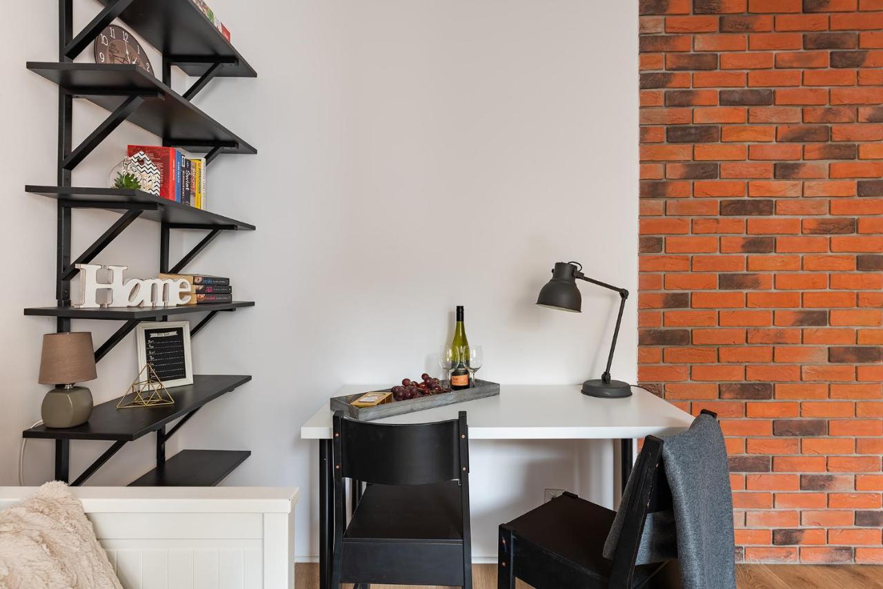 ורשה Marszalkowska 83 - Bezplatny Parking - Free Parking - W Pelni Wyposazona Kuchnia - 500M Do Dworca Centralnego - Okna Od Strony Dziedzinca - Wifi - Smart Tv מראה חיצוני תמונה